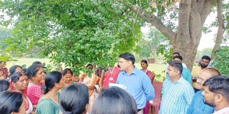 मीठी क्रांति से बदलेगी झारखण्ड के गांवों की तकदीर! सखी मंडल की दीदियां बनेंगी ‘हनी विंग्स’; CEO अनन्य मित्तल का बड़ा निर्देश— “दूसरे राज्यों के बाजारों में धूम मचाएगा यहां का शहद”