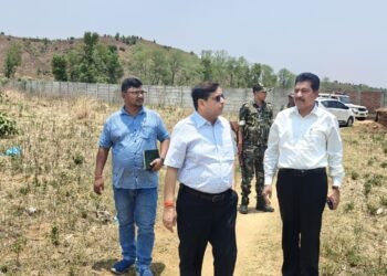 “नदियों को कचरादान बनाया तो खैर नहीं!”— दानरो नदी में धुआं और गंदगी देख भड़के गढ़वा DC, नगर परिषद को मिला अल्टीमेटम