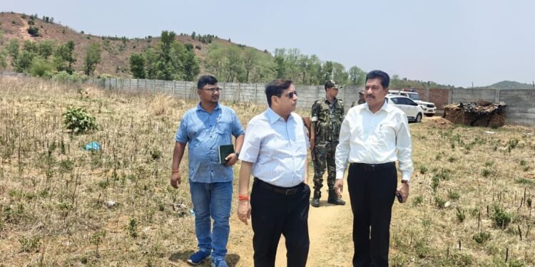 “नदियों को कचरादान बनाया तो खैर नहीं!”— दानरो नदी में धुआं और गंदगी देख भड़के गढ़वा DC, नगर परिषद को मिला अल्टीमेटम