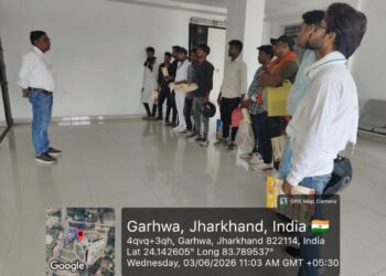 न चालान, न डांट… बिना हेलमेट पकड़े गए कप्तानों को गढ़वा प्रशासन ने थमाई ‘जिंदगी की चाबी’! सड़क पर उतरी सुरक्षा टीम— “रफ्तार घटाओ, सुरक्षा बढ़ाओ”