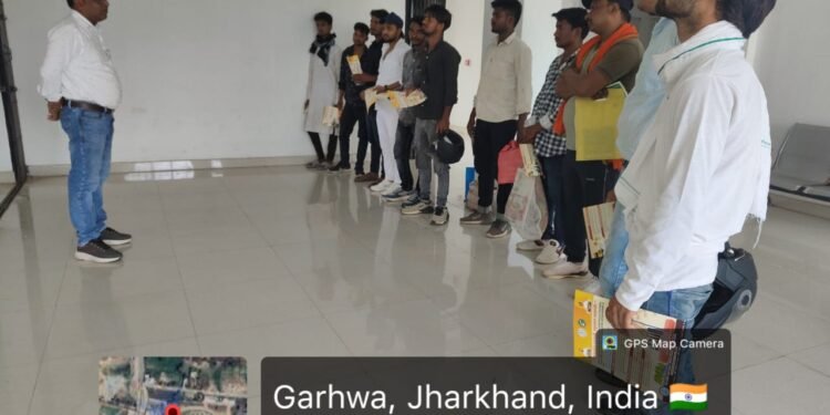 न चालान, न डांट… बिना हेलमेट पकड़े गए कप्तानों को गढ़वा प्रशासन ने थमाई ‘जिंदगी की चाबी’! सड़क पर उतरी सुरक्षा टीम— “रफ्तार घटाओ, सुरक्षा बढ़ाओ”