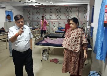 अस्पताल में पसरी गंदगी देख भड़के गढ़वा DC, दफ्तर से गायब मिले बाबू; उपायुक्त की औचक रेड से मचा हड़कंप— “सुधार लाएं वरना सीधे नपेंगे अधिकारी”