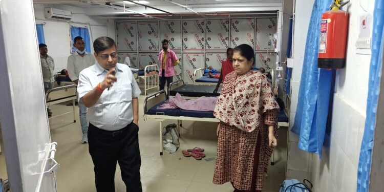 अस्पताल में पसरी गंदगी देख भड़के गढ़वा DC, दफ्तर से गायब मिले बाबू; उपायुक्त की औचक रेड से मचा हड़कंप— “सुधार लाएं वरना सीधे नपेंगे अधिकारी”