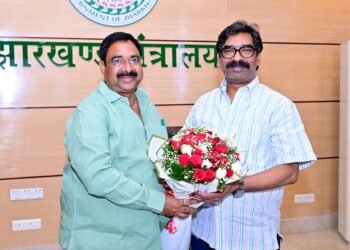 मिट्टी और लकड़ी के शिल्प को मिलेगा ग्लोबल मार्केट, झारखंड में निवेश की रफ्तार होगी दोगुनी! CM हेमंत सोरेन का बड़ा एलान— “वर्ल्ड ट्रेड सेंटर और लॉजिस्टिक पार्क का काम जल्द करें पूरा, पारंपरिक कारीगरों की बदलेगी किस्मत”