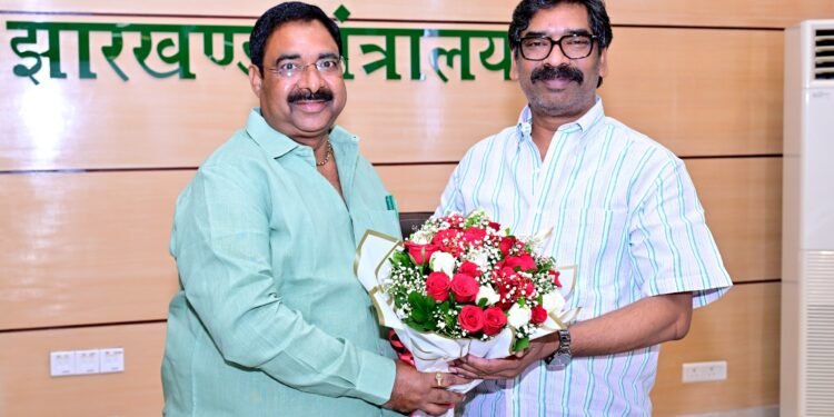 मिट्टी और लकड़ी के शिल्प को मिलेगा ग्लोबल मार्केट, झारखंड में निवेश की रफ्तार होगी दोगुनी! CM हेमंत सोरेन का बड़ा एलान— “वर्ल्ड ट्रेड सेंटर और लॉजिस्टिक पार्क का काम जल्द करें पूरा, पारंपरिक कारीगरों की बदलेगी किस्मत”