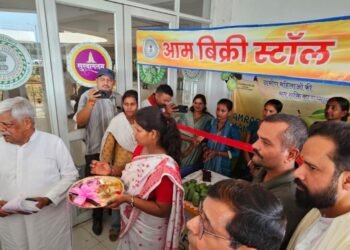 गढ़वा के सरकारी आमों का स्वाद चखेगी जनता, समाहरणालय परिसर में खुली ‘मैंगो कैनोपी’! सांसद, विधायक और DC ने मिलकर किया शुभारंभ; महिलाओं को मिलेगा बंपर मुनाफा