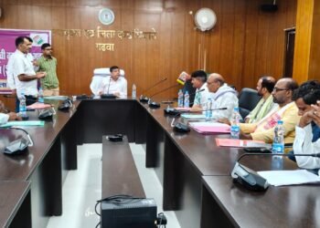 वोटर लिस्ट से कटेगा फर्जी नाम, अनमैप्ड मतदाताओं के लिए गढ़वा DC का बड़ा एक्शन! राजनीतिक दलों संग बैठक कर उपायुक्त ने दी सख्त चेतावनी— “शनिवार-रविवार को बूथों पर बैठेंगे BLO, ड्यूटी से गायब मिले तो सीधे नपेंगे”