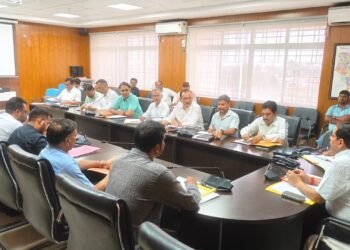 गढ़वा के कायाकल्प के लिए तैयार हुआ ‘मेगा प्लान’, सोमवार तक अफसरों को प्रपोजल सौंपने का अल्टीमेटम! DC बोले— “फंड की कोई कमी नहीं, धरातल पर दिखना चाहिए काम”