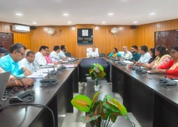 खराब रिजल्ट देने वाले हेडमास्टरों पर गिरेगी गाज, सरकारी स्कूल में एडमिशन लेकर प्राइवेट में पढ़ने वाले बच्चों का कटेगा नाम! गढ़वा DC का अल्टीमेटम— “शिक्षकों का करें रैशनलाइजेशन, लापरवाही पर सीधे होगी कार्रवाई”
