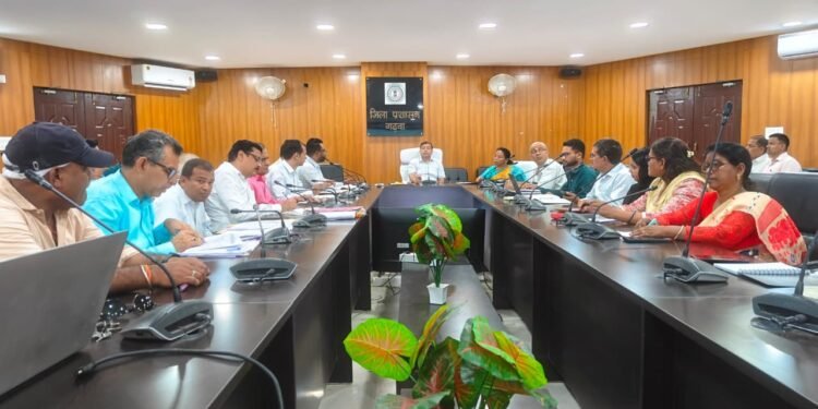 खराब रिजल्ट देने वाले हेडमास्टरों पर गिरेगी गाज, सरकारी स्कूल में एडमिशन लेकर प्राइवेट में पढ़ने वाले बच्चों का कटेगा नाम! गढ़वा DC का अल्टीमेटम— “शिक्षकों का करें रैशनलाइजेशन, लापरवाही पर सीधे होगी कार्रवाई”