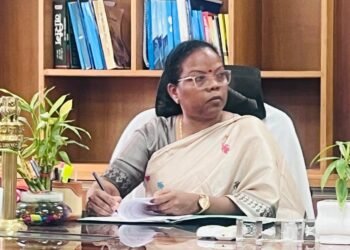 “3 दिन में काम पर लौटें या कानूनी कार्रवाई भुगतें!”— हड़ताली मनरेगा कर्मियों को गढ़वा प्रशासन की आखिरी चेतावनी; मजदूरों के रोजगार को लेकर DDC सख्त
