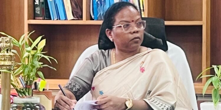 “3 दिन में काम पर लौटें या कानूनी कार्रवाई भुगतें!”— हड़ताली मनरेगा कर्मियों को गढ़वा प्रशासन की आखिरी चेतावनी; मजदूरों के रोजगार को लेकर DDC सख्त