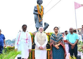 सवा सौ साल बाद भी अमर है ‘उलगुलान’ की गूंज, धरती आबा के समाधि स्थल पर झुके महामहिम और मुख्यमंत्री के शीश! सीएम हेमंत सोरेन बोले— “सदियों तक देश को राह दिखाएगा भगवान बिरसा मुंडा का संघर्ष”