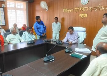 जनता दरबार में ऑन-द-स्पॉट एक्शन, लापरवाह अफसरों पर बिफरे गढ़वा DC! रास्ता रोकने वाले और मुआवजा अटकाने वालों के खिलाफ उपायुक्त का सीधा फरमान— “तुरंत दूर करें जनसामान्य की परेशानी”