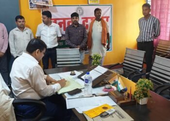 कलेक्ट्री की गाड़ी रुकते ही मच गया हड़कंप, बिना बताए दफ्तर से गायब मिले BDO तो भड़क गए गढ़वा DC! ऑन-द-स्पॉट रोका वेतन, मांगा जवाब