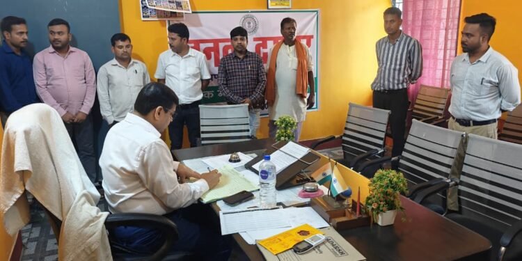 कलेक्ट्री की गाड़ी रुकते ही मच गया हड़कंप, बिना बताए दफ्तर से गायब मिले BDO तो भड़क गए गढ़वा DC! ऑन-द-स्पॉट रोका वेतन, मांगा जवाब