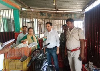 बिना लाइसेंस के फल बेचे तो खैर नहीं, मिलावटी और जहरीले केमिकल से फल पकाने वालों पर गढ़वा प्रशासन का कड़ा एक्शन! दुकानों पर छापेमारी कर वसूला भारी जुर्माना
