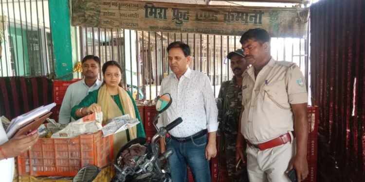 बिना लाइसेंस के फल बेचे तो खैर नहीं, मिलावटी और जहरीले केमिकल से फल पकाने वालों पर गढ़वा प्रशासन का कड़ा एक्शन! दुकानों पर छापेमारी कर वसूला भारी जुर्माना