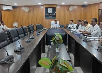 राशन दुकानदारों के खेल और फर्जी राशन कार्डों पर गढ़वा DC का डिजिटल प्रहार, अपात्रों की खैर नहीं! उपायुक्त का कड़ा आदेश— “ब्लॉक सप्लाई ऑफिसर ही संभालेंगे सरकारी गोदामों की कमान”