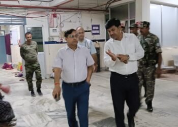 आधी रात को अचानक सदर अस्पताल पहुंचे गढ़वा DC, राउंड पर खुद गायब मिलीं लेडी डॉक्टर! उपायुक्त का भयंकर गुस्सा— “अगले आदेश तक रोकें वेतन, नौकरी है या मज़ाक?”