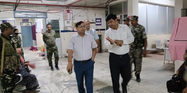 आधी रात को अचानक सदर अस्पताल पहुंचे गढ़वा DC, राउंड पर खुद गायब मिलीं लेडी डॉक्टर! उपायुक्त का भयंकर गुस्सा— “अगले आदेश तक रोकें वेतन, नौकरी है या मज़ाक?”