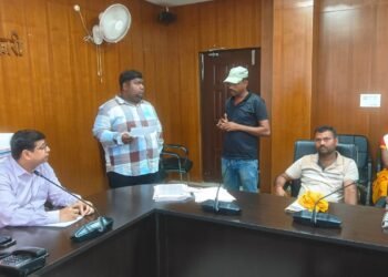 फरियादियों की सिसकियां सुन पिघले गढ़वा DC, चुनावी ड्यूटी में जान गंवाने वाले शिक्षक के परिवार को अनुकंपा पर नौकरी का आदेश! हक मारने वाले अफसरों को दी सख्त चेतावनी