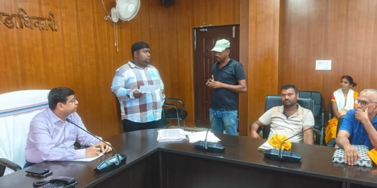 फरियादियों की सिसकियां सुन पिघले गढ़वा DC, चुनावी ड्यूटी में जान गंवाने वाले शिक्षक के परिवार को अनुकंपा पर नौकरी का आदेश! हक मारने वाले अफसरों को दी सख्त चेतावनी