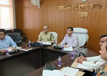 सड़कों पर काल बनकर दौड़ने वाले वाहनों पर गढ़वा DC का बड़ा हंटर, बिना हेलमेट-ओवरस्पीडिंग पर लगेगा परमानेंट ब्रेक! लापरवाही करने वाले चालकों से वसूला ₹12.75 लाख जुर्माना