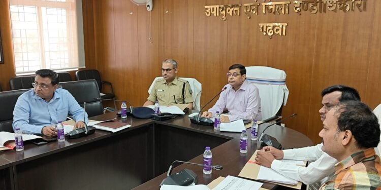 सड़कों पर काल बनकर दौड़ने वाले वाहनों पर गढ़वा DC का बड़ा हंटर, बिना हेलमेट-ओवरस्पीडिंग पर लगेगा परमानेंट ब्रेक! लापरवाही करने वाले चालकों से वसूला ₹12.75 लाख जुर्माना