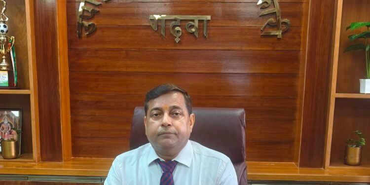 ट्रांसफर के बाद गढ़वा प्रशासनिक महकमे में फिर बड़ा फेरबदल, कई अंचलों और ब्लॉकों के बाबू बदले! DC का कड़ा फरमान— “20 जून तक ज्वाइन नहीं किया तो कटेगा वेतन”