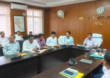 म्यूटेशन की फाइलों पर कुंडली मारकर बैठने वाले अंचलाधिकारियों पर गढ़वा DC का बड़ा चाबुक, तय समय में काम नहीं हुआ तो नपेंगे अफसर! बैठक से गायब मंझिआंव EO का वेतन तत्काल प्रभाव से बंद