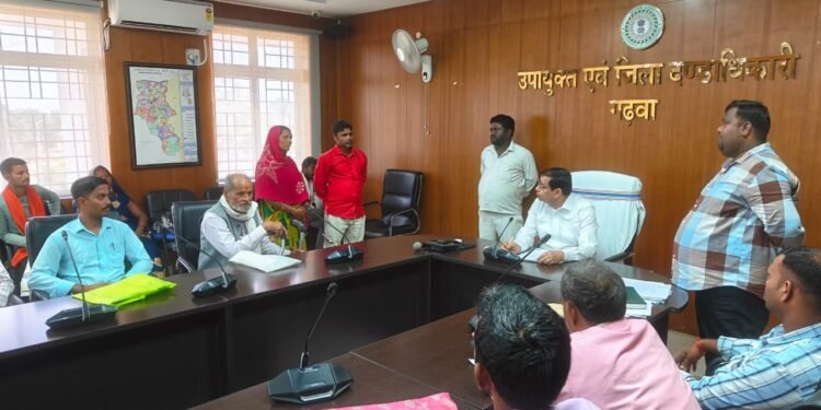 “गरीबों से ऑनलाइन ठगी करने वाले सीधे जाएंगे जेल!”— गढ़वा DC के जनता दरबार में खुला आवास योजना के नाम पर रिश्वत का खेल; मनरेगा घोटाले पर भी भड़के उपायुक्त