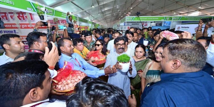 “आधी जिम्मेदारी सरकार की, आधी किसानों की… फिर दुनिया की कोई ताकत झारखंड को हरा नहीं सकती!”— रांची के कृषि मेला में बोले CM हेमंत सोरेन; सिमडेगा के आम की लंदन में गूंज