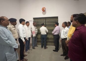 लोकतंत्र की ‘तिजोरी’ का हाल जानने अचानक वेयरहाउस पहुंचे गढ़वा DC, सीसीटीवी से लेकर सुरक्षा बलों की मुस्तैदी तक… एक-एक कल्पपुर्जा खुद जांचा!
