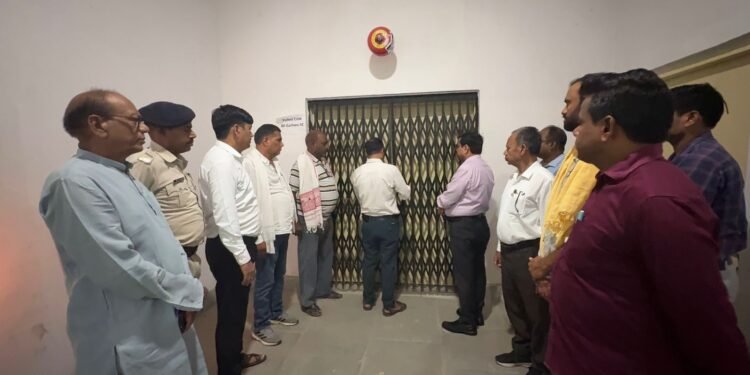 लोकतंत्र की ‘तिजोरी’ का हाल जानने अचानक वेयरहाउस पहुंचे गढ़वा DC, सीसीटीवी से लेकर सुरक्षा बलों की मुस्तैदी तक… एक-एक कल्पपुर्जा खुद जांचा!
