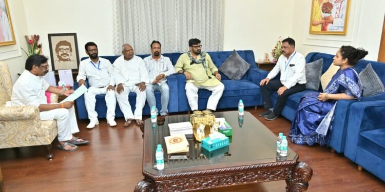 नव निर्वाचित राज्यसभा सांसद बैद्यनाथ राम पहुंचे मुख्यमंत्री आवास, CM हेमंत सोरेन ने गले मिलकर दी बधाई; बोले— “अब संसद के उच्च सदन में गूंजेगी झारखंड की हुंकार”
