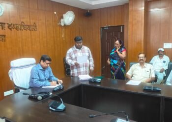 मनरेगा कूप निर्माण में मरे हुए मजदूरों के नाम पर निकाल लिए ₹1.52 लाख, गढ़वा DC के जनता दरबार में फूटा भ्रष्टाचार का घड़ा!