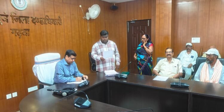 मनरेगा कूप निर्माण में मरे हुए मजदूरों के नाम पर निकाल लिए ₹1.52 लाख, गढ़वा DC के जनता दरबार में फूटा भ्रष्टाचार का घड़ा!