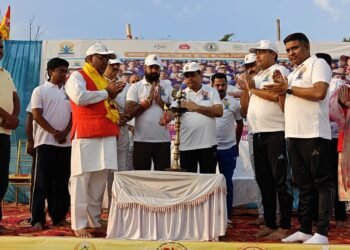 गढ़वा के फुटबॉल स्टेडियम में उमड़ा ‘योग’ का महासैलाब, DC से लेकर जवानों और बच्चों तक… हजारों ने एक साथ किया सूर्य नमस्कार, गूंजे निरोग जीवन के जयकारे!