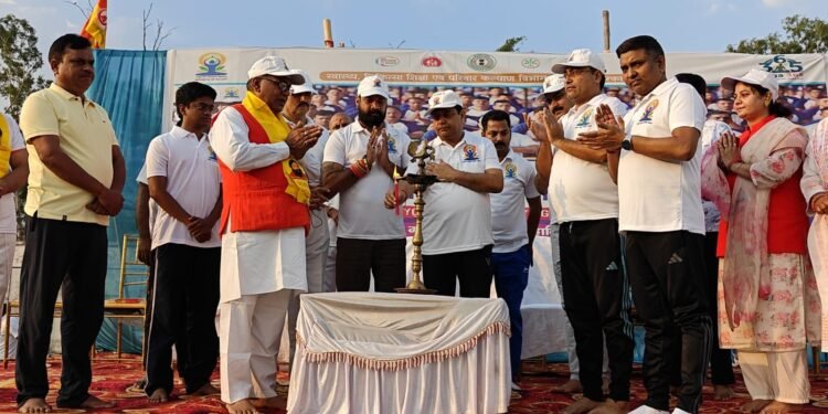 गढ़वा के फुटबॉल स्टेडियम में उमड़ा ‘योग’ का महासैलाब, DC से लेकर जवानों और बच्चों तक… हजारों ने एक साथ किया सूर्य नमस्कार, गूंजे निरोग जीवन के जयकारे!