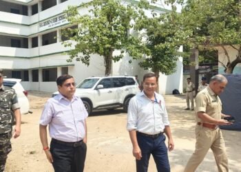 परिंदा भी नहीं मार सका पर! गढ़वा में अभेद्य सुरक्षा के बीच संपन्न हुई Re-NEET परीक्षा; केंद्रों पर अचानक पहुंचे DC और SP ने खुद जांची एक-एक व्यवस्था