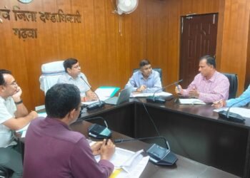 जमीनी मुआवजे की फाइल अटकाने वाले अफसरों पर बरसे गढ़वा DC— “15 दिनों में रैयतों के खाते में भेजें पाई-पाई, वरना नपेंगे अंचलाधिकारी!”