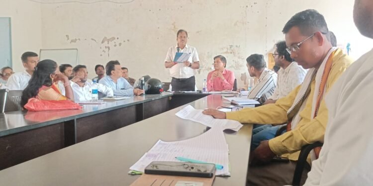 वोटर लिस्ट में गड़बड़ी करने वाले हो जाएं सावधान! मुख्य निर्वाचन कार्यालय से सीधे गढ़वा पहुंचे अफसर; BLO और BLA-2 को दी ट्रेनिंग, कहा— “हर हाल में शुद्ध चाहिए डेटा!”