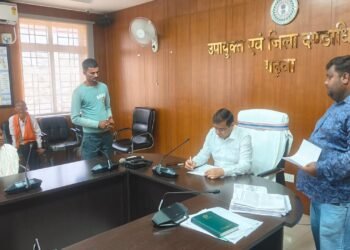 कम पढ़ी-लिखी महिला को बना दिया आंगनबाड़ी सेविका, टॉपर लड़कियां बाहर! गढ़वा DC के जनता दरबार में खुला रंका CDPO का अजीब कारनामा