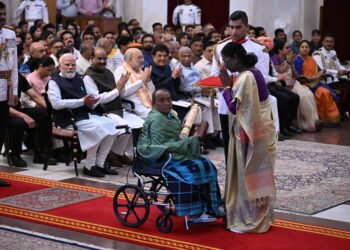 राष्ट्रपति भवन में झुका देश का शीश, झारखंड के महानायक ‘दिशोम गुरु’ शिबू सोरेन को मरणोपरांत मिला पद्म भूषण! पत्नी रूपी सोरेन ने नम आंखों से लिया सम्मान