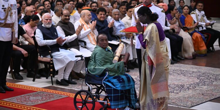 राष्ट्रपति भवन में झुका देश का शीश, झारखंड के महानायक ‘दिशोम गुरु’ शिबू सोरेन को मरणोपरांत मिला पद्म भूषण! पत्नी रूपी सोरेन ने नम आंखों से लिया सम्मान