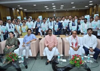 युवाओं के हाथ में नौकरी, झारखंड में बहार! सीएम हेमंत सोरेन ने 262 नव-चयनितों को सौंपा जॉइनिंग लेटर; बोले— “स्वास्थ्य तंत्र को करेंगे अभेद्य, आगे भी होंगी बंपर भर्तियां!”