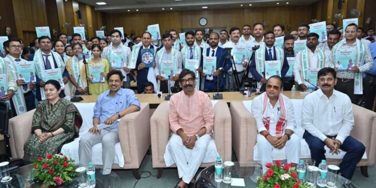 युवाओं के हाथ में नौकरी, झारखंड में बहार! सीएम हेमंत सोरेन ने 262 नव-चयनितों को सौंपा जॉइनिंग लेटर; बोले— “स्वास्थ्य तंत्र को करेंगे अभेद्य, आगे भी होंगी बंपर भर्तियां!”