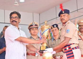 झमाझम बारिश के बीच गूंजा— “जय हिंद, जय झारखंड!”; जैप-1 ग्राउंड में सीएम हेमंत सोरेन ने ली जांबाज जवानों की सलामी; पुलिस परिवारों के लिए खोलेगी हाई-टेक रेजिडेंशियल स्कूल