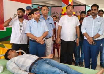 इंसानियत की जीती-जागती मिसाल! गढ़वा टाउन हॉल में रक्तदाताओं ने रचा इतिहास; खुद DC ने थपथपाई पीठ, बोले— “रक्तदान से बढ़कर कोई दूसरा उपहार नहीं!”